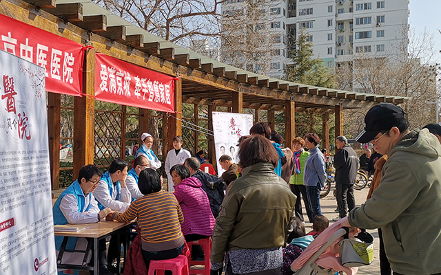 【学雷锋日】爱游戏平台·（中国）官方网站,登录入口举办“爱满京城，牵手智慧家医”志愿服务活动(图2)