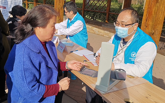 【学雷锋日】爱游戏平台·（中国）官方网站,登录入口举办“爱满京城，牵手智慧家医”志愿服务活动(图5)